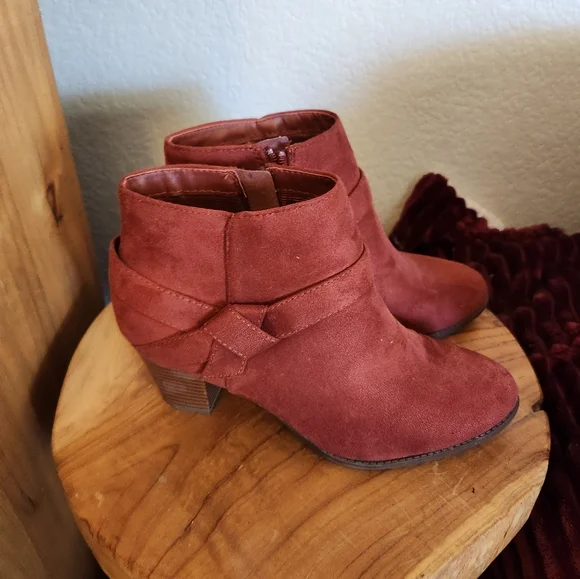 Boots - Picture 3 of 6